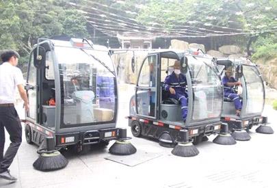 多功能掃地車上路，提高城市保潔質量